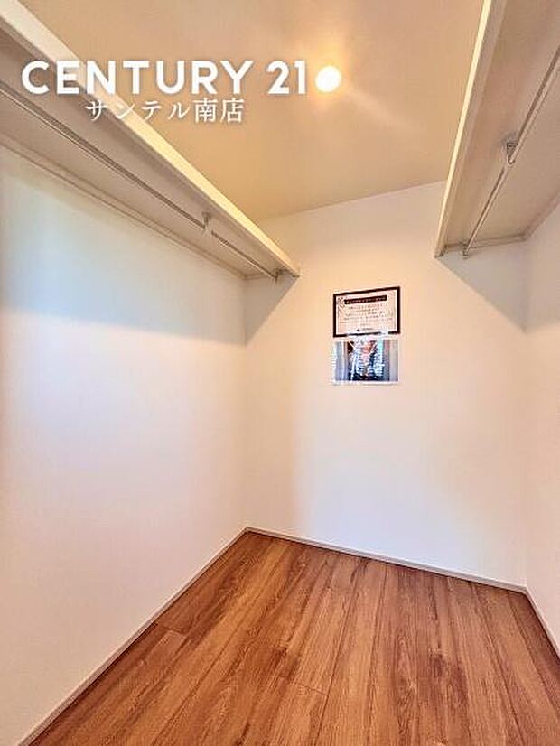 大容量のウォークインクローゼットです!お洋服などを入れても十分な収納量♪