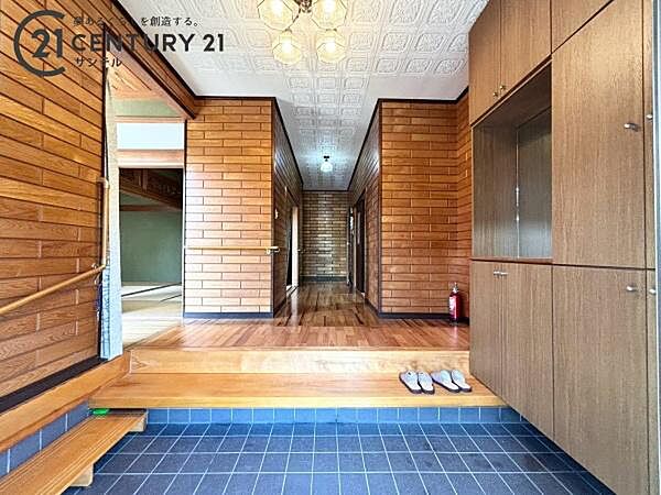 明るい木目が清々しい印象を与える玄関ホール。ゆとりある広さを確保しており、ご家族の帰宅時はもちろん、来客時にも心地よく温かみをもってお迎えできる空間です。