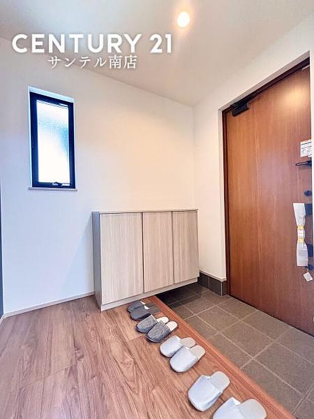 明るい玄関(^^♪容量にも余裕のあるシューズボックス完備しております！