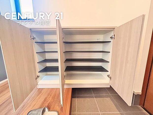 シューズボックス付きで、家族全員の靴もすっきり収納。玄関まわりが片づきやすく、いつでも気持ちよくお客様を迎えられます。