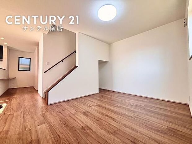 明るく、落ち着きのあるリビング♪ダイニングスペースも含めてゆとりのあるスペースで、ご家族でお食事や団らんしたり、ゆったりとしたご家族の時間を過ごせます♪