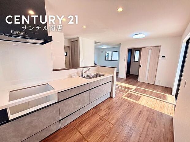 カウンターキッチンからリビングにいるご家族やお子様の様子が見えるので、コミュニケーションがとりながら、ご家族の大切な時間を共有できるキッチンです♪