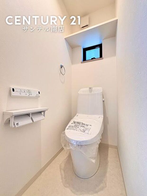 温水洗浄便座付きで清潔感のあるトイレ空間。