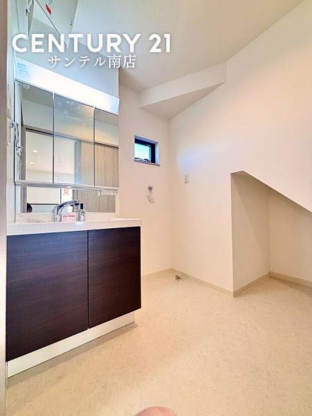 三面鏡付き洗面所で身だしなみもバッチリ。鏡の裏は収納スペースでスッキリ整理。