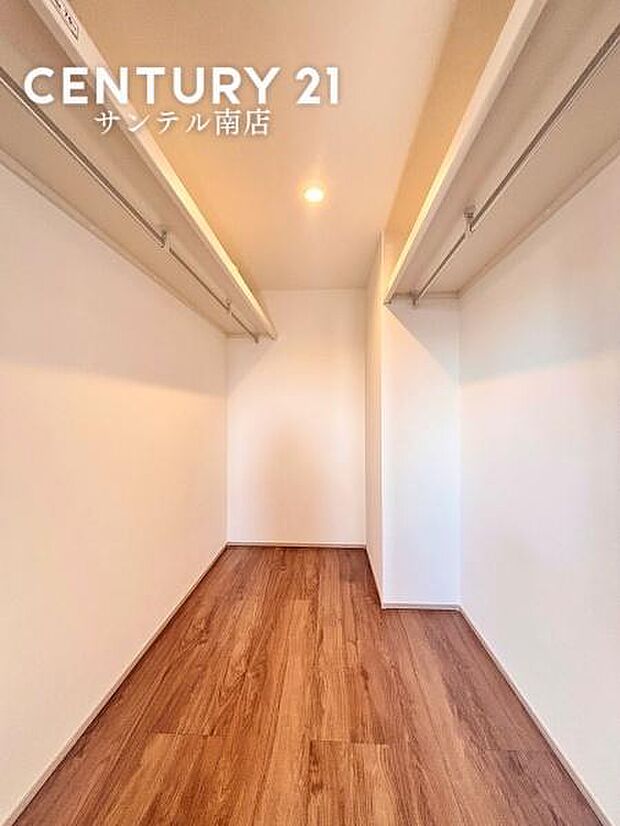 2階にあるウォークインクローゼットです！お洋服などを入れても十分な収納量♪