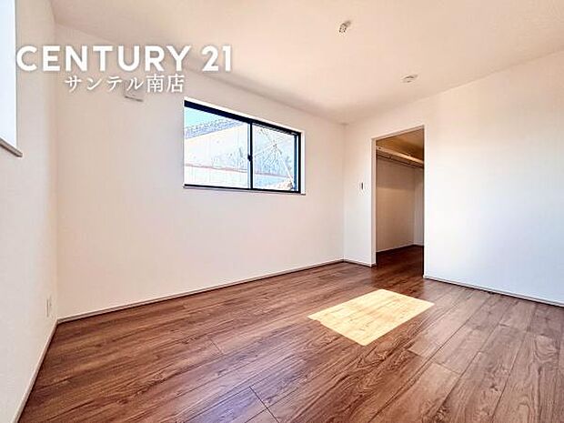 主寝室にいかがでしょうか♪風通し良好です(^^♪大容量のウォークインクローゼットも完備しております！