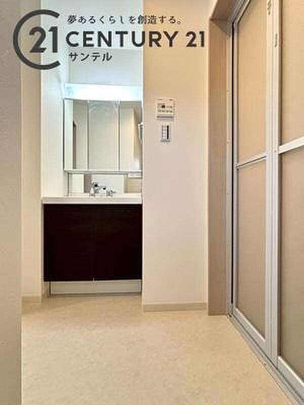 (同仕様写真)洗面所になります。三面鏡仕様になっており身だしなみを整える際に便利です。?鏡裏の収納も広々しています♪※色や配置の相違がある場合がございます。