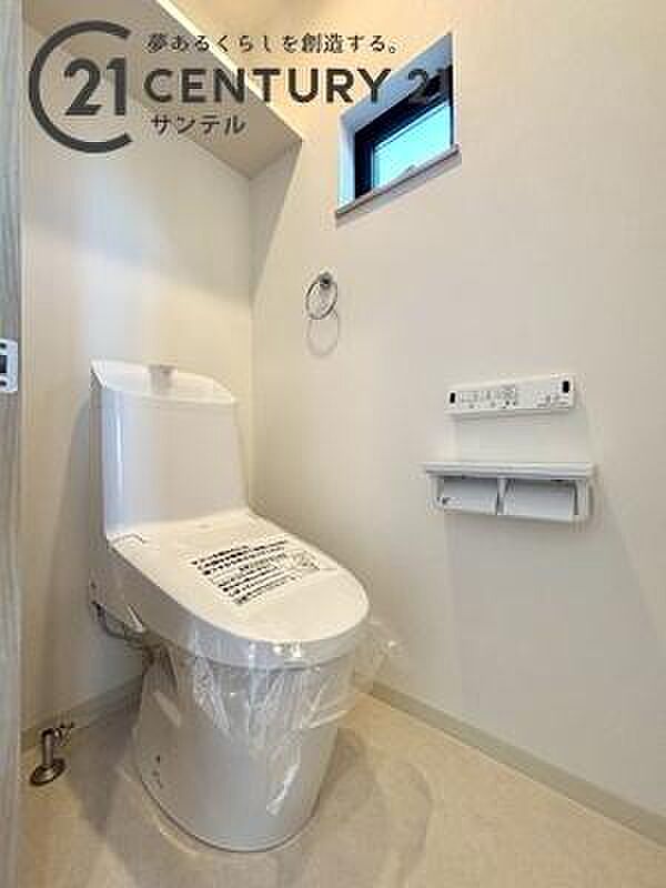 （同仕様写真）トイレ換気できる小窓がございます。温水洗浄機能付き。※内装の色合いや設備仕様が実際と異なる場合がございます。