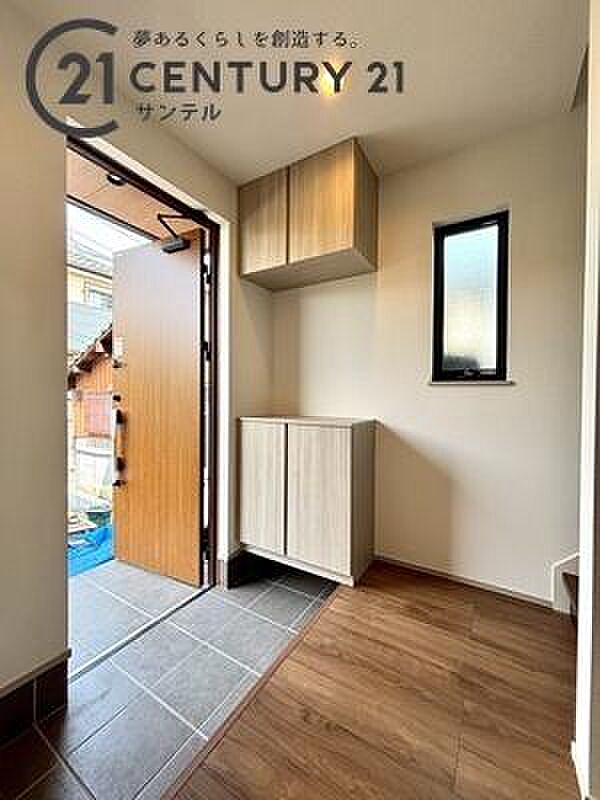 (同仕様写真)玄関※モデル写真でございます。色や配置の相違がある場合がございます。