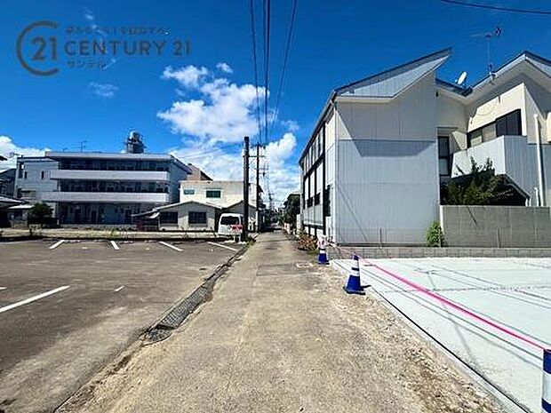 前面道路から撮影した現地写真です。