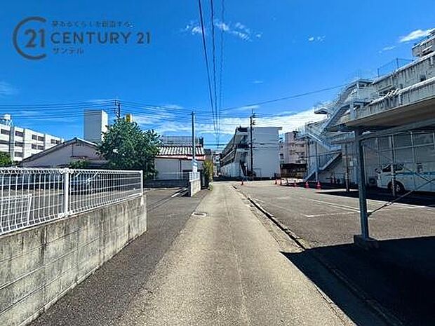 前面道路から撮影した現地写真です。