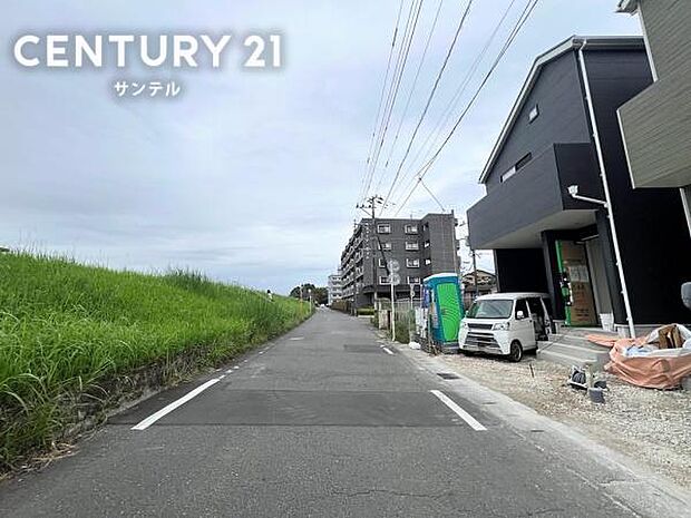 西側前面道路です。
