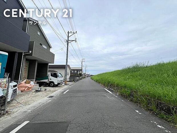 西側前面道路です。