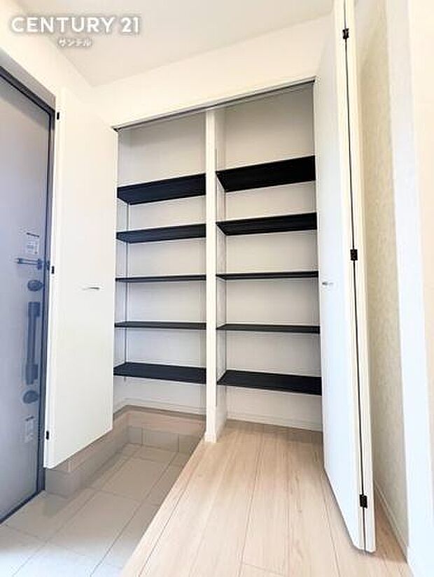(同仕様写真)玄関※モデル写真でございます。色や配置の相違がある場合がございます。