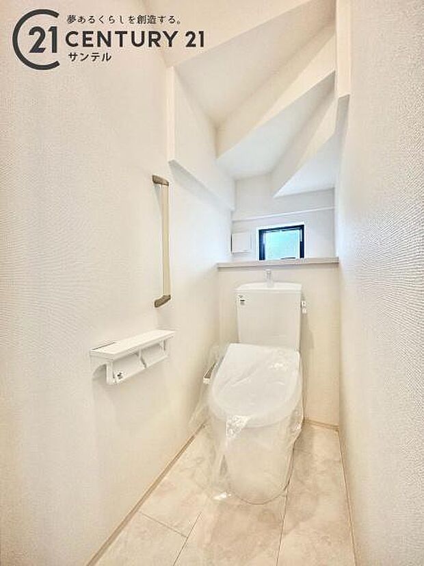トイレが2か所ございます。クリーンな内装で、毎日使う場所だからこそ、気持ちよく過ごせる空間に仕上げました。