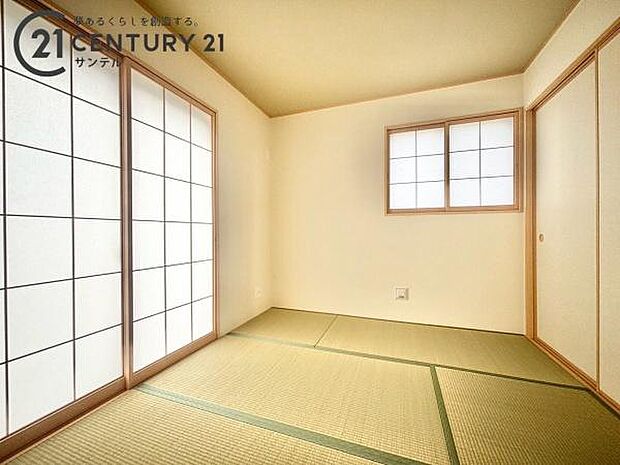 LDKのすぐ横に独立しても使える約4.5畳の和室を配置。お子様の昼寝やおもちゃで遊ぶスペースとしてはもちろん、家事の合間の休憩や来客時の客間としてもマルチに大活躍する安心のレイアウトです。