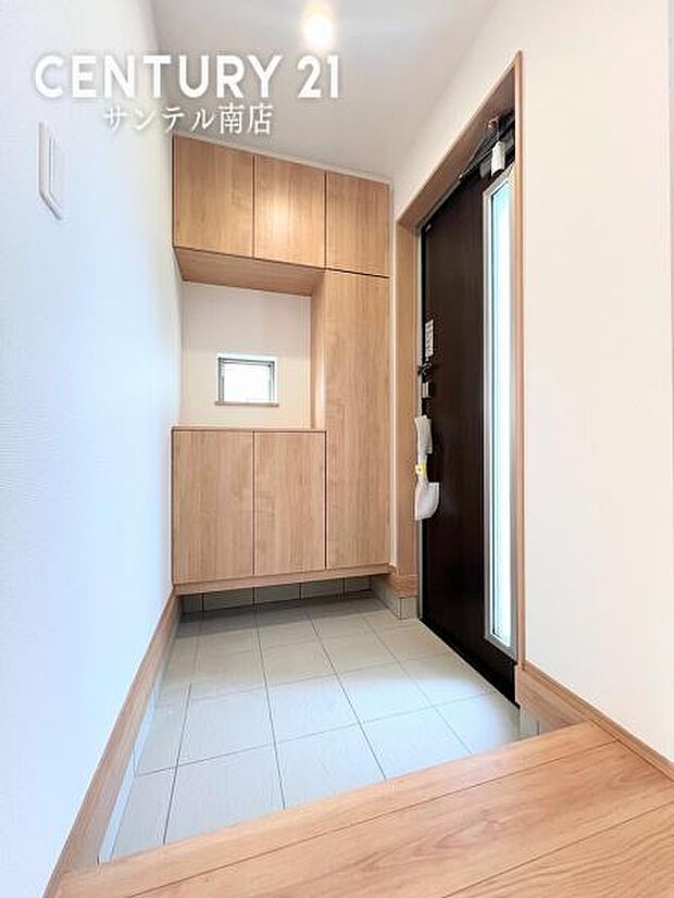 (同仕様写真)玄関※モデル写真でございます。色や配置の相違がある場合がございます。