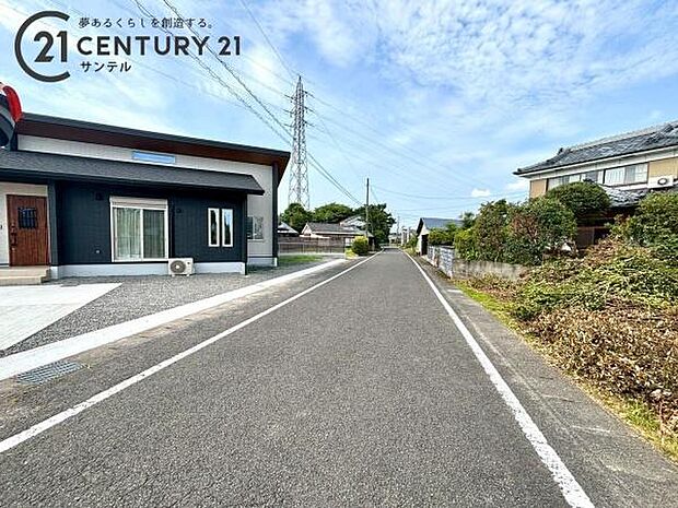 前面道路から撮影した現地写真です。