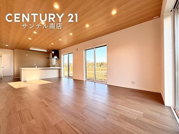 採光も十分取れ、明るいリビングスペースです。