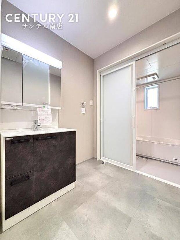 三面鏡付き洗面所で身だしなみもバッチリ。鏡の裏は収納スペースでスッキリ整理。