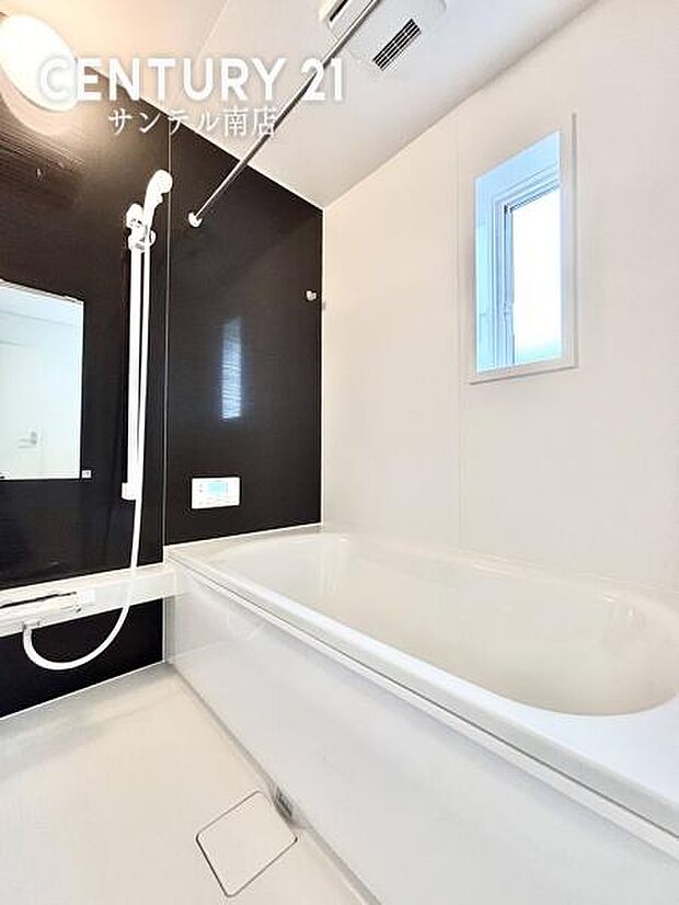 1日の疲れもゆっくり取ることのできる広々としたユニットバス♪浴室乾燥、涼風、暖房、換気システムが付いておりますので、快適なバスタイムを過ごせます♪