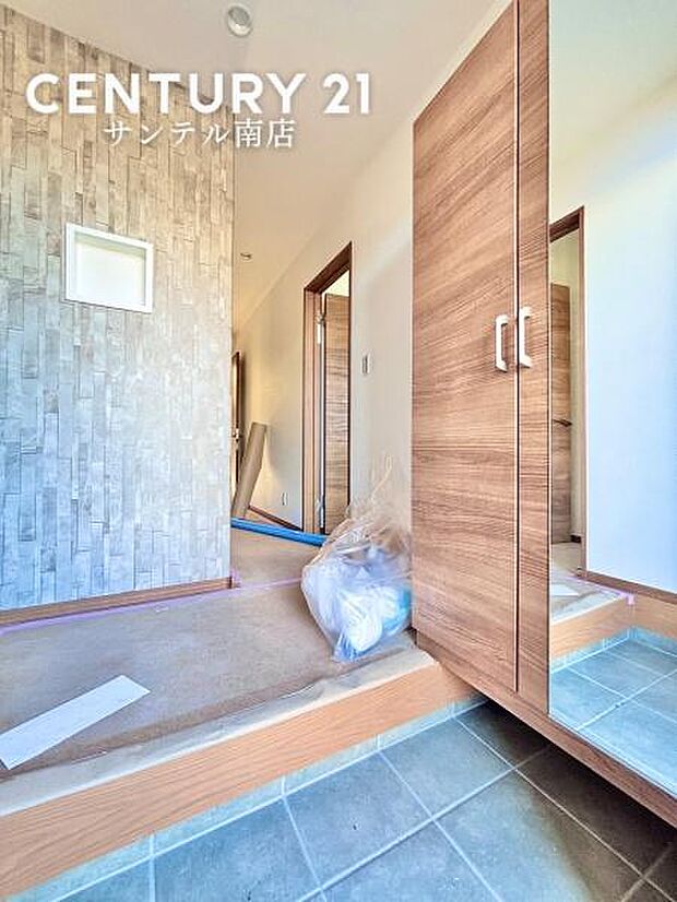 明るい玄関(^^♪容量にも余裕のあるシューズクローゼットを完備しております!