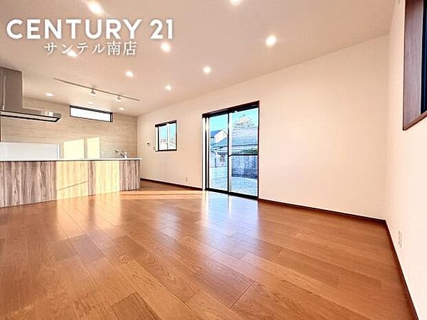 16帖のリビングです♪明るく、落ち着きのあるリビング♪ダイニングスペースも含めてゆとりのあるスペースで、ご家族でお食事や団らんしたり、ゆったりとしたご家族の時間を過ごせます♪