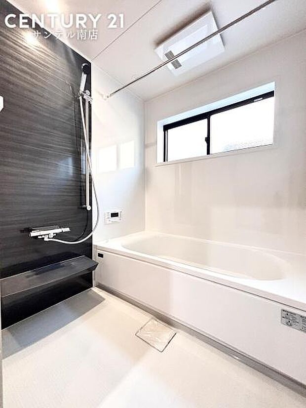 1日の疲れもゆっくり取ることのできる広々とした1坪タイプのシステムバス♪浴室乾燥、涼風、暖房、換気システムが付いておりますので、快適なバスタイムを過ごせます♪