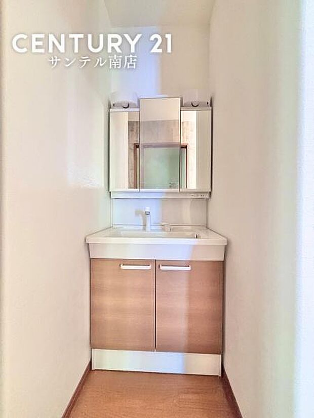 三面鏡付き洗面所で身だしなみもバッチリ。鏡の裏は収納スペースでスッキリ整理。