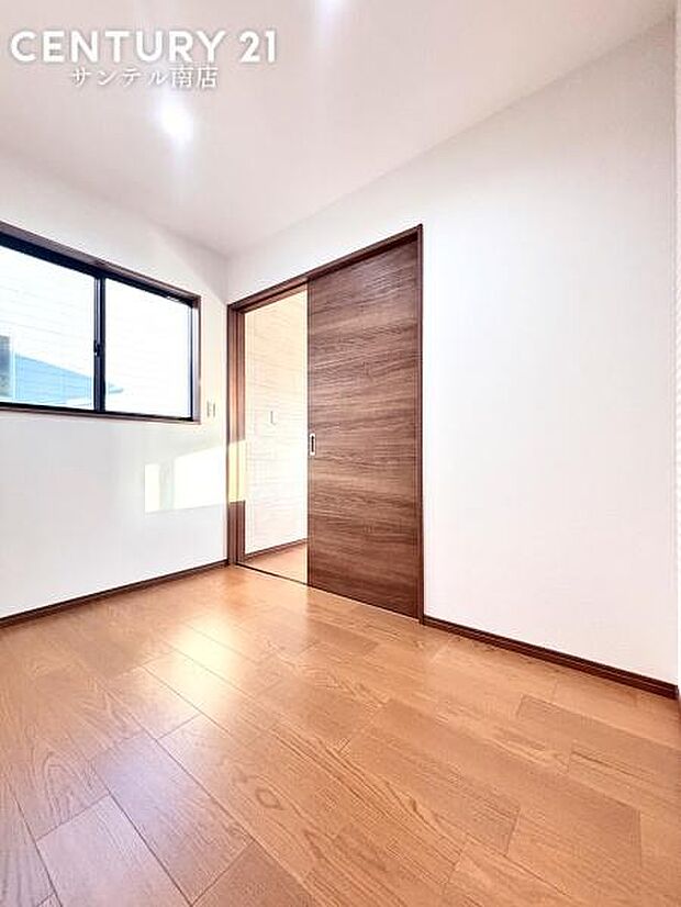 3帖の洋室です♪リビング横にあることで、お子様の遊び部屋や客間としても利用できます♪