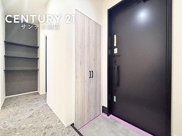 明るい玄関(^^♪容量にも余裕のあるシューズクローゼットを完備しております!