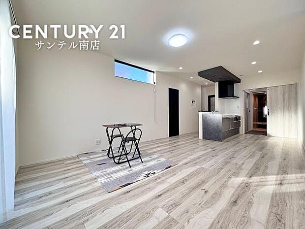 キッチンからリビングにいるご家族やお子様の様子が見えるので、コミュニケーションがとりながら、ご家族の大切な時間を共有できるリビングスペースです♪