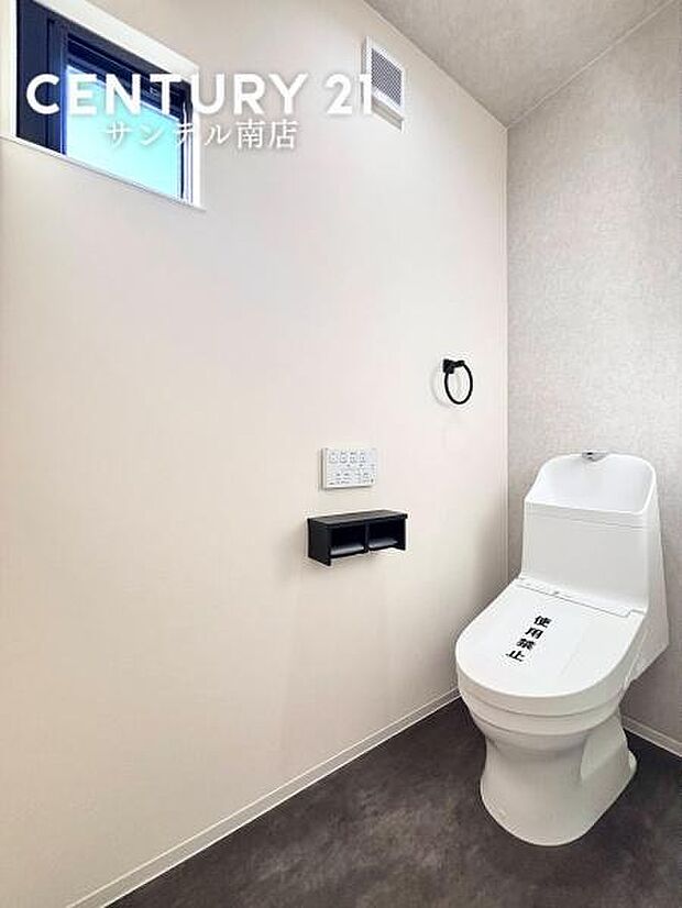 換気のできる小窓もある為、湿気の多い季節も換気ができます!1階と2階にそれぞれ完備しているので、朝の忙しい時間帯も安心です♪