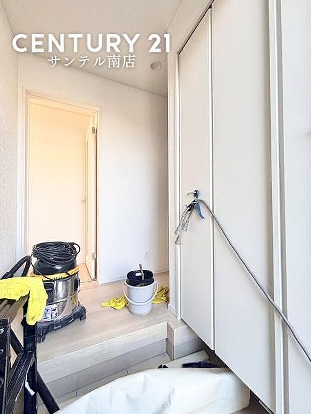 ご新居への出入り口になる明るい玄関には、たくさんの靴を収納できるシューズボックスが付いております♪いつも清潔感のあるすっきりとした玄関スペースを確保できますよ♪