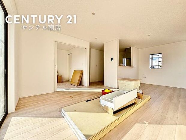 16.5帖のリビング♪カウンターキッチンからリビングにいるご家族やお子様の様子が見えるので、コミュニケーションがとりながら、ご家族の大切な時間を共有できるリビングスペースです♪