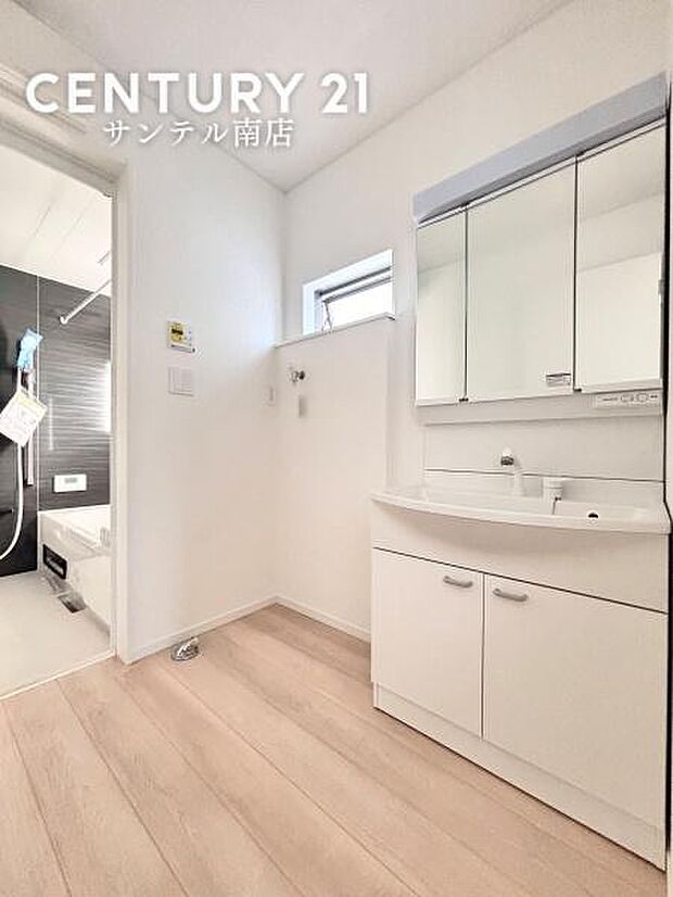 窓の付いた清潔感のあるシンプルな洗面脱衣所♪洗面台は、三面鏡の裏も収納スペースが付いており、シャワーヘッド付き!