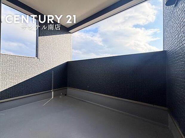 インナーバルコニーなので、急な雨でも洗濯物が濡れずに便利です。