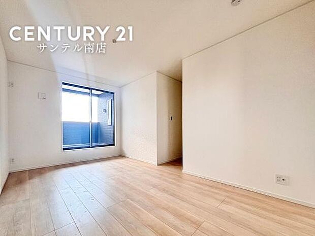 2階8.5帖の洋室です♪しっかり日が差し込みますので気持ちの良い目覚めができる素敵な洋室になります♪主寝室にいかがでしょうか♪