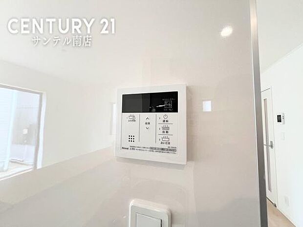 (同仕様写真)給湯リモコンスイッチひとつでお湯張りまで出来て家事が捗ります。追い炊き機能付きなので、長湯をしても、ずっと温かいお湯で気持ち良く入浴できます。