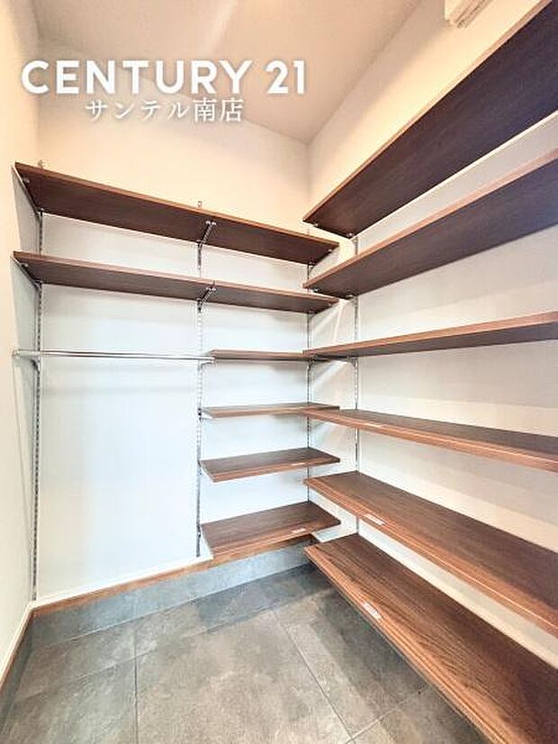 シューズインクローゼット付の玄関です。玄関収納がしっかり確保されているので整頓が出来て綺麗に整頓ができるような玄関です。