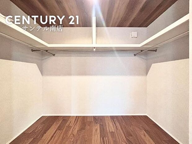 寝室には大容量のウォークインクローゼットです!ご夫婦のお洋服などを入れても十分な収納量♪