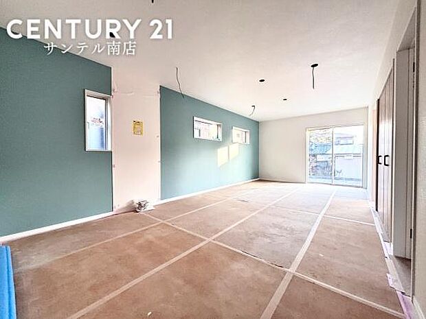 広々26.49帖のLDKです♪カウンターキッチンからリビングにいるご家族やお子様の様子が見えるので、コミュニケーションがとりながら、ご家族の大切な時間を共有できるリビングスペースです♪