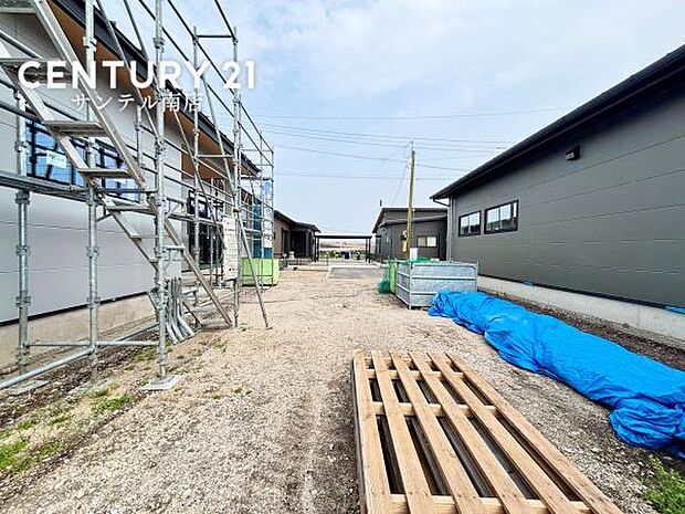 お休みの日は、お庭でガーデニングやDIYなどの趣味に没頭したり、ご家族でバーベキューをしたりと、自由に使える素敵なスペースです♪