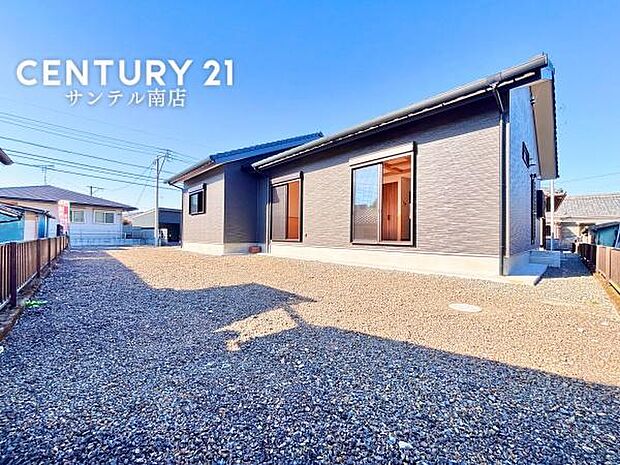 お休みの日は、お庭でガーデニングやDIYなどの趣味に没頭したり、ご家族でバーベキューをしたりと、自由に使える素敵なスペースです♪