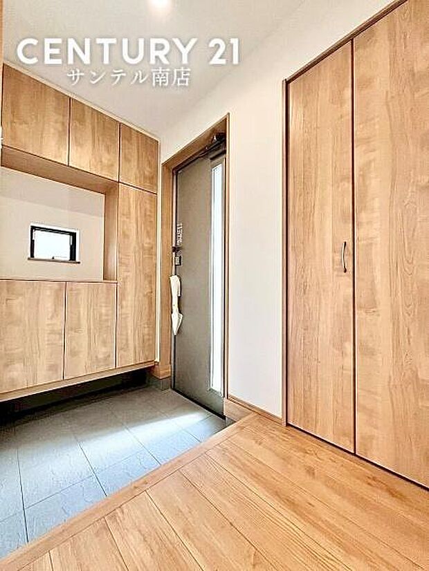 大容量のシューズボックス付きで、玄関まわりがいつもきれいに。ご家族の靴もしっかり収納できます。