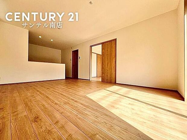 明るく、落ち着きのあるリビング♪ダイニングスペースも含めてゆとりのあるスペースで、ご家族でお食事や団らんしたり、ゆったりとしたご家族の時間を過ごせます♪