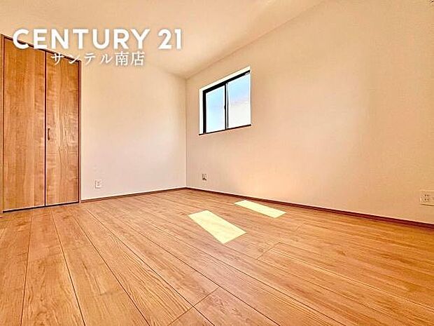 洋室には便利なクローゼットを設置。普段使いの衣類から季節物まで、しっかり収納できます。