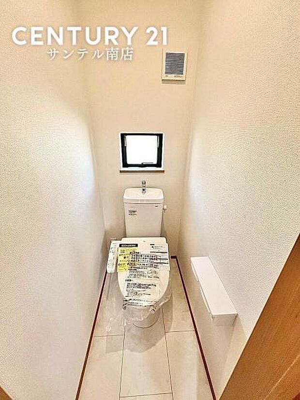 換気できる小窓付きのトイレです!温水洗浄暖房便座でございます(^^♪