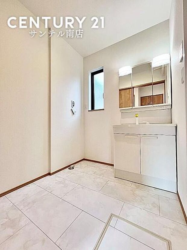 明るい清潔感のある洗面脱衣所です♪