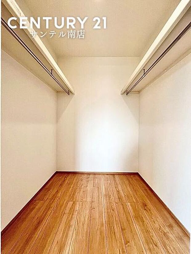 寝室奥にウォークインクローゼットが御座います。ご夫婦のお洋服などを入れても十分な収納量です。